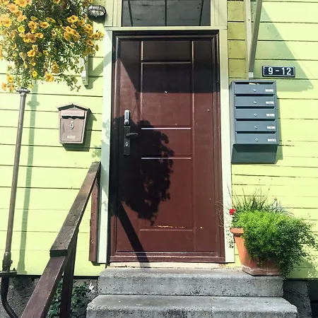 Tiny Non-smoking Caka & Free Parking *