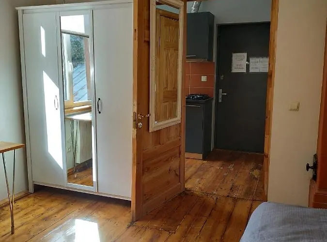 Tiny Non-smoking Caka & Free Parking Apartment