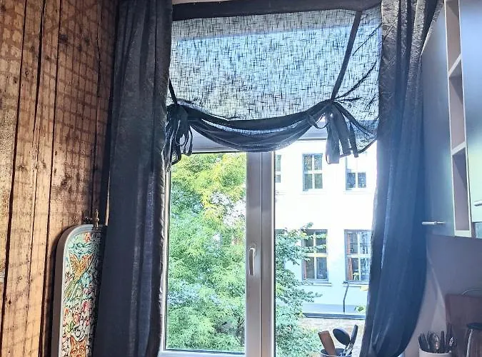 Tiny Non-smoking Caka & Free Parking *