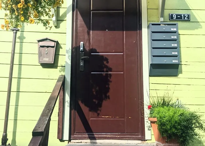 Tiny Non-smoking Caka & Free Parking *